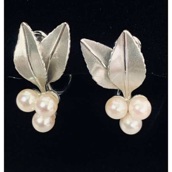 Vintage KREMENTZ Signed Silver-tone Leaves and Cultured Pearls ScrewBack Earring - Picture 2 of 9